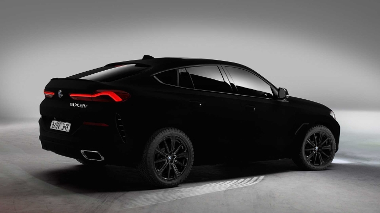  BMW ha creado el coche más negro del mundo, y mirarlo es como 