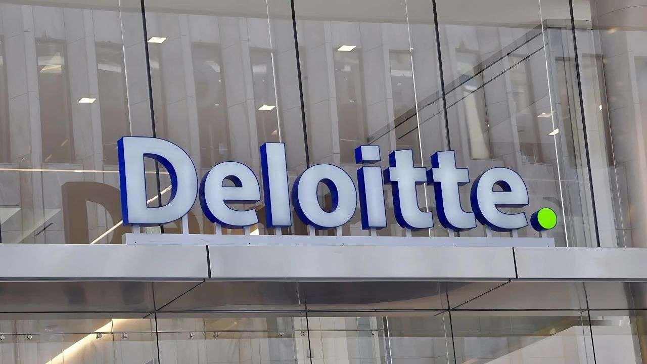 Deloitte is hiring a financial Controller